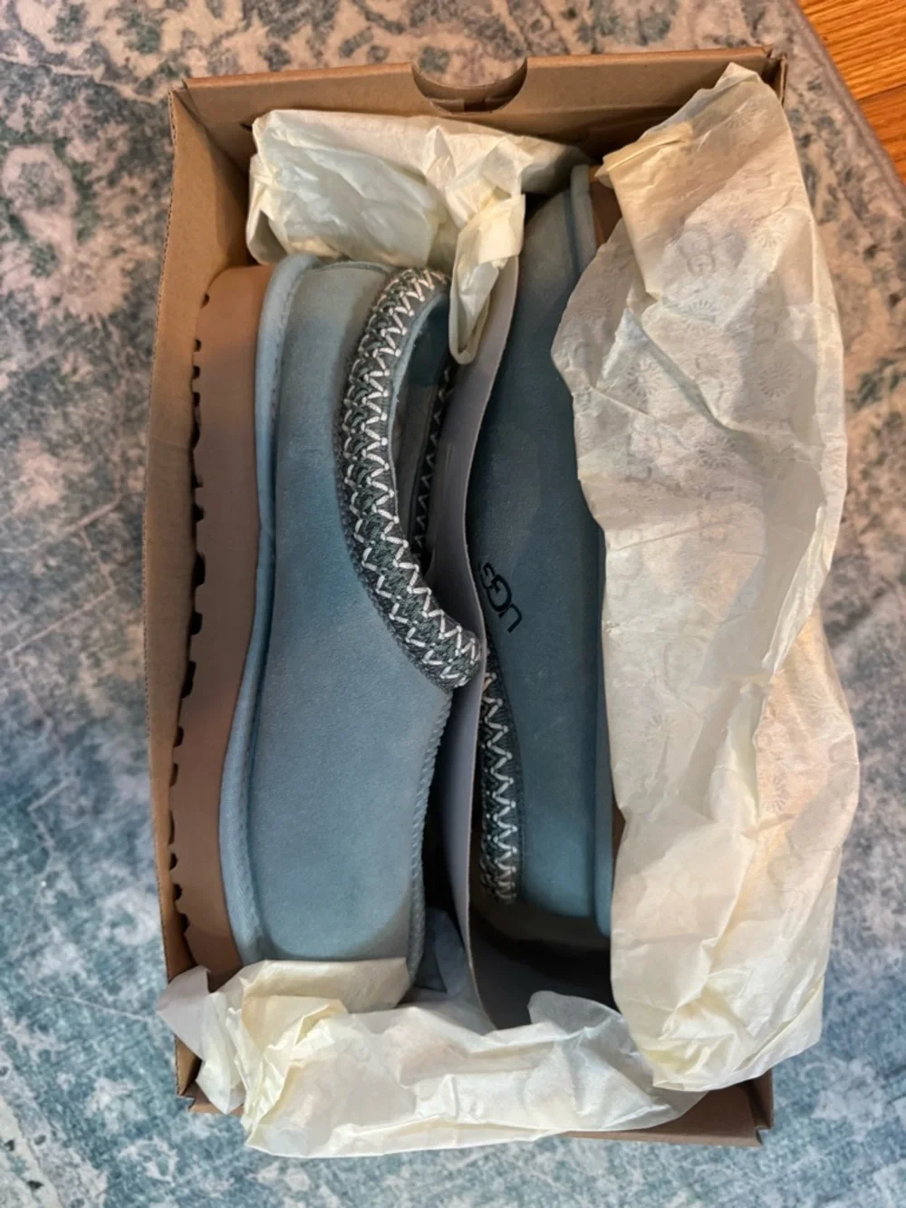 UGG woman’s Blue Slipper Shoes - Picture 5 of 8